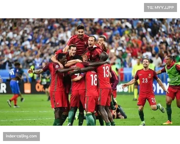 终场哨响，柏林联合球员庆祝爆冷击败勒沃库森关键三分